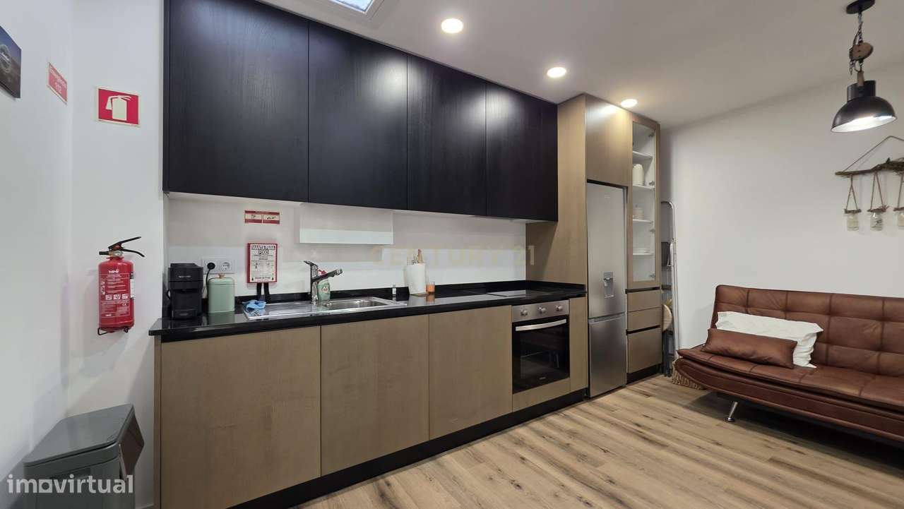 Prédio Renovado com 2 entradas independentes, T1 + T0 todo equipado, 2 - Grande imagem: 2/27