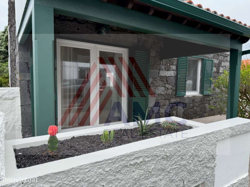 MORADIA COM 2 PISOS NO CORAÇÃO DA VILA MADALENA DO PICO - Grande imagem: 2/25