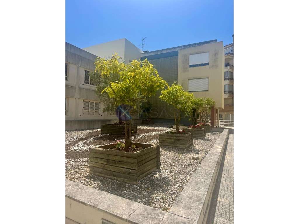 Apartamento t1 em condominio no Murtal com grande terraço e vista d...