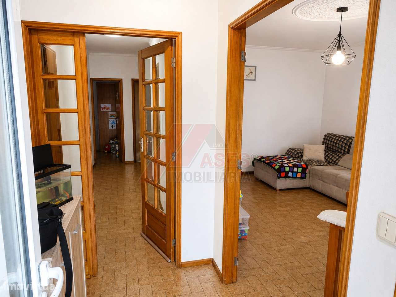 Moradia Espaçosa com 3 Habitações Independentes, Garagens e Terreno –-19
