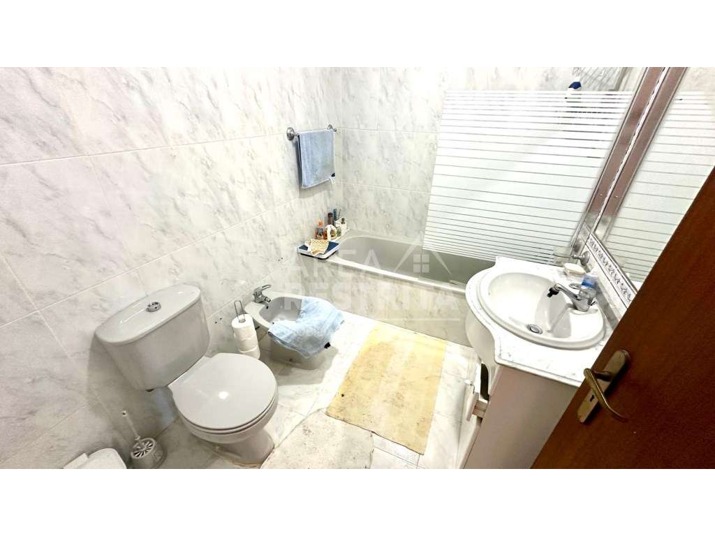 Moradia T3 em Banda - Churrasqueira, anexo e potencial para piscina...-11