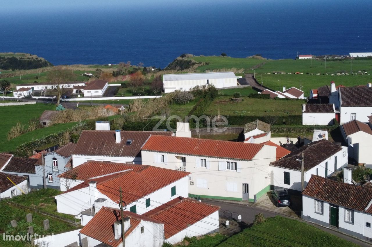 Moradia T4, localizada em São Pedro Nordestinho, concelho de Nordes...