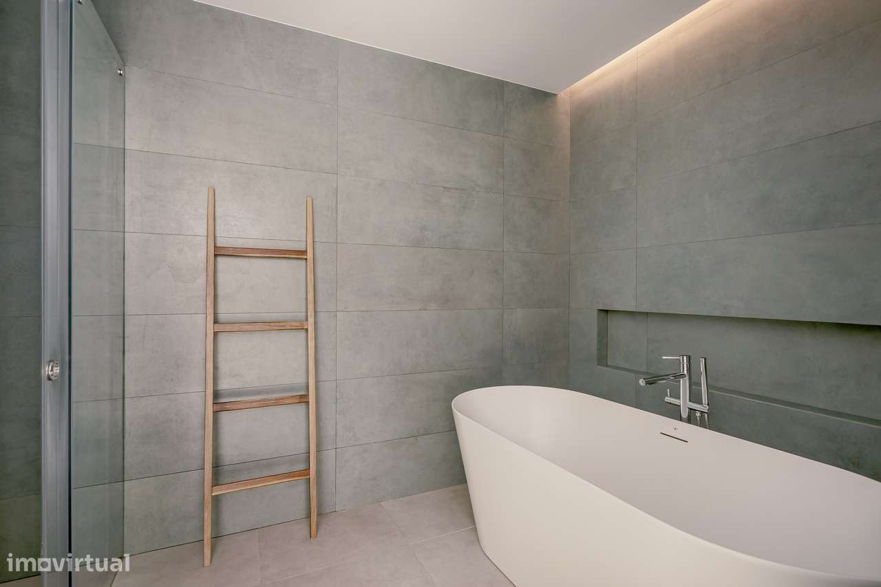 Moradia T4 contemporânea com jardim e piscina no bairro da Martinha, E-16
