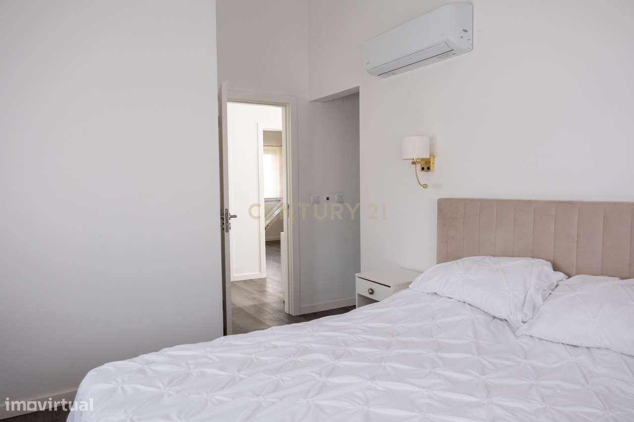 Moradia T4 com jardim e espaço exterior para convívio-23