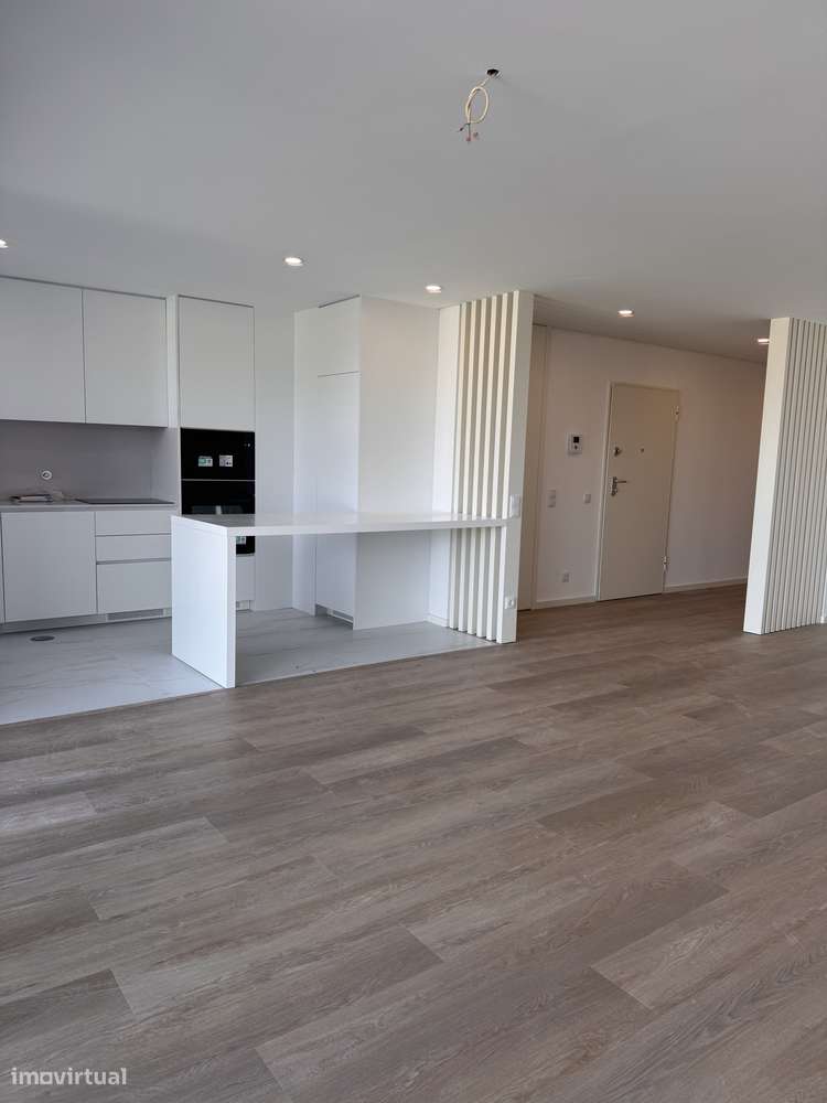 T2 com varanda, garagem e elevador em Santa Maria de Lamas - Grande imagem: 2/9