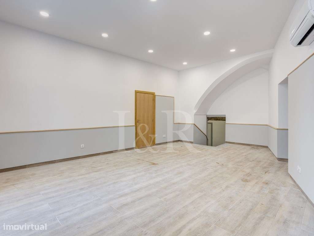 Prédio com dois T2 e um espaço comercial em Évora - Grande imagem: 5/28