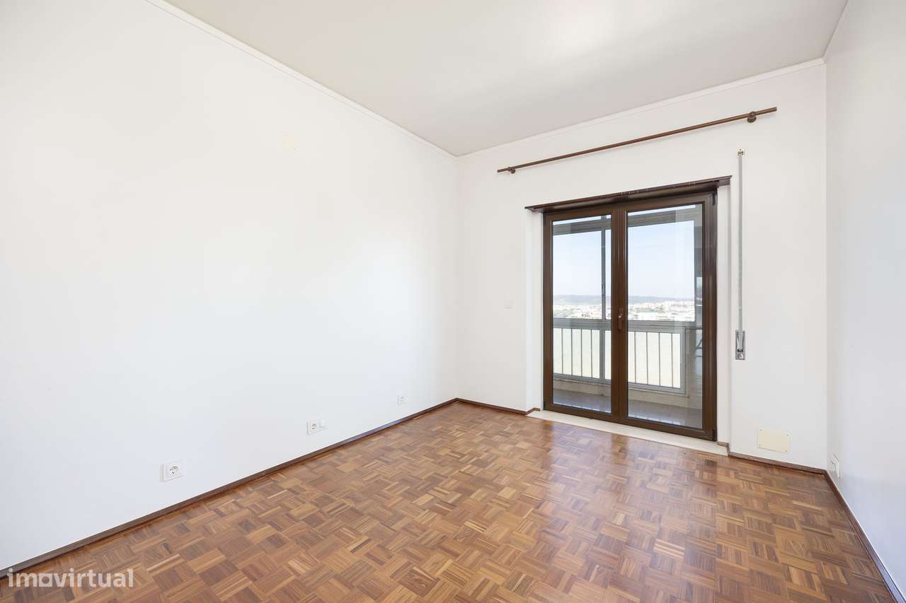 Apartamento T5 | Último Piso | Capuchos, Leiria-36