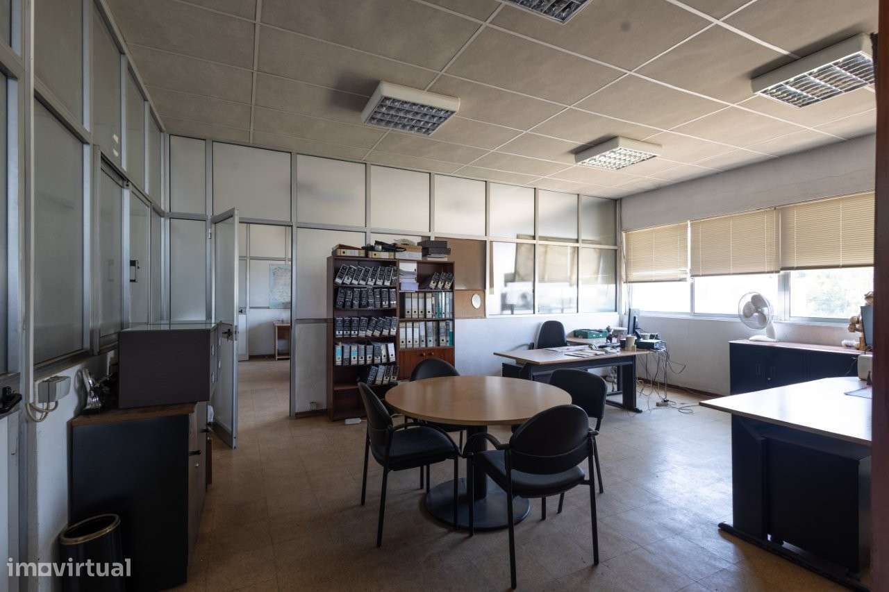 Armazéns com uma área de 5.270m2, em terreno com 14.000m2.-4