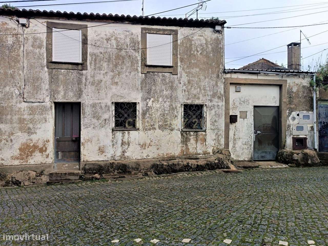 Duas moradias juntas para remodelar ou  edificar 3 mordias à entrada d - Grande imagem: 4/45