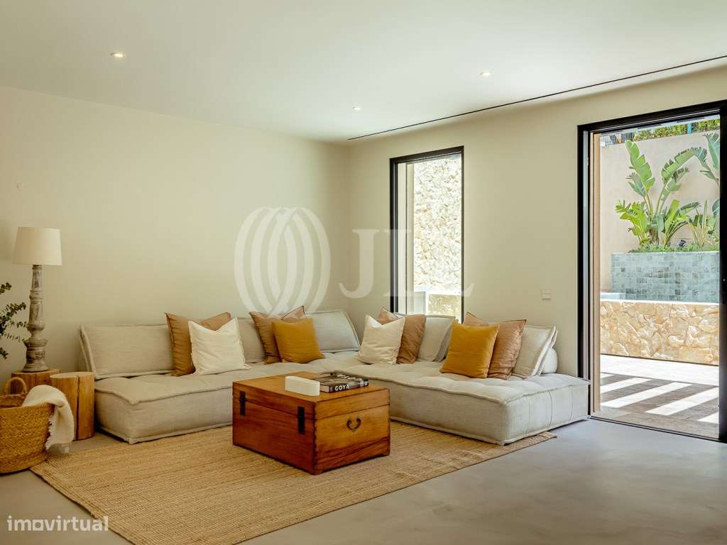 Moradia T3+1 com jardim, piscina e garagem, no Estoril-4
