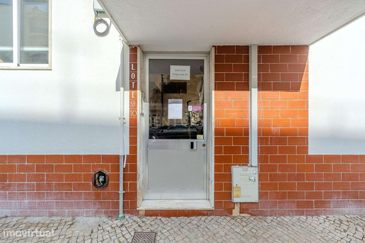 *Oportunidade: Apartamento T2 Remodelado na Baixa de Faro!*-2