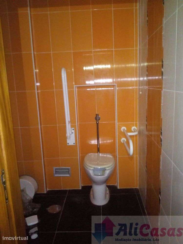 Loja com Montra e Cave-15