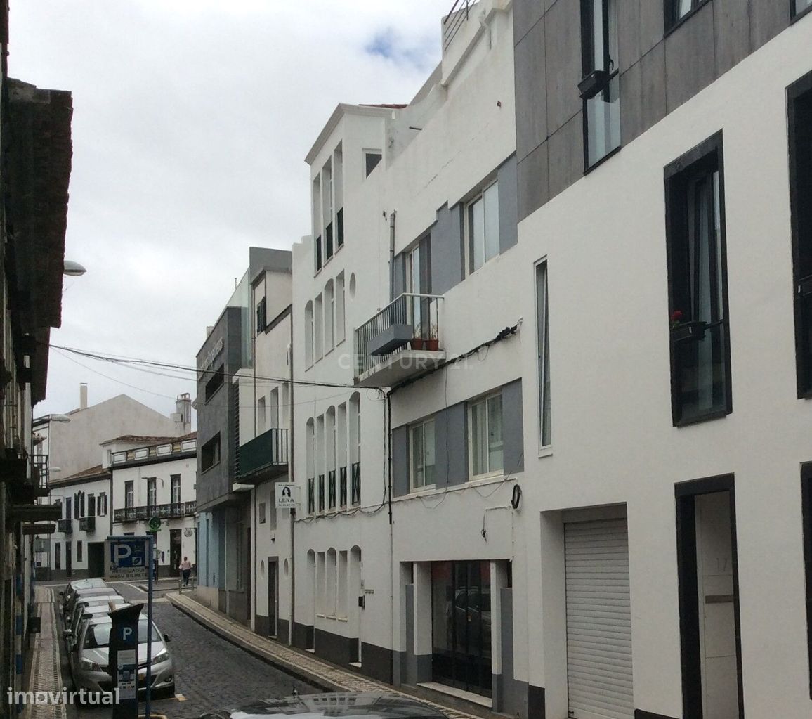 Apartamento T3 + 2 no centro da cidade de Ponta Delgada | Varanda | Te