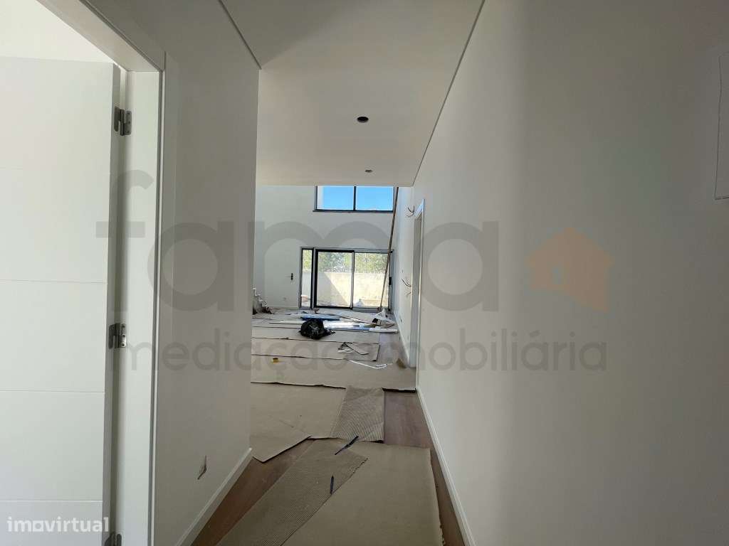 Moradia T3 com jardim e piscina em zona residencial tranquila-17