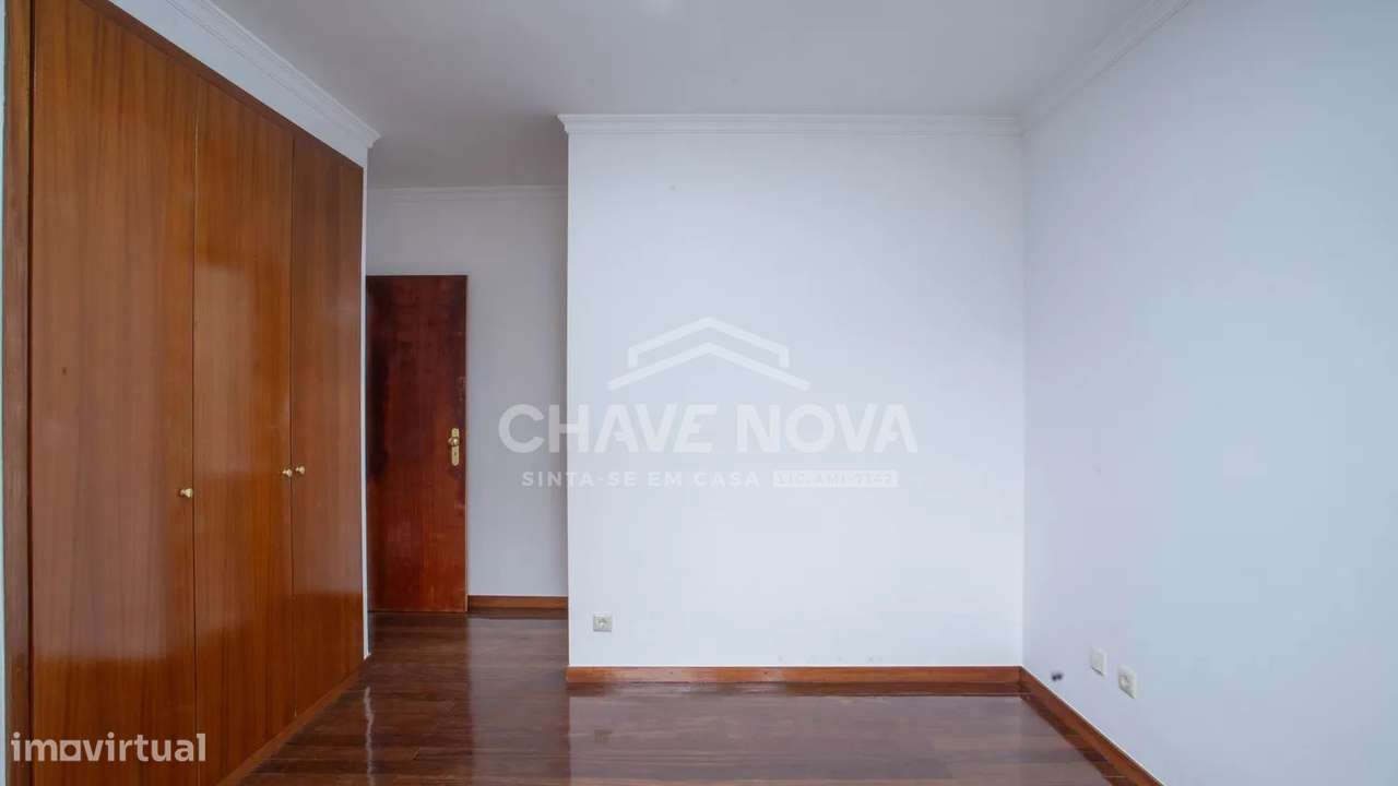 T2 2 FRENTES TOTALMENTE RENOVADO COM LUGAR DE GARAGEM - CANIDELO-14