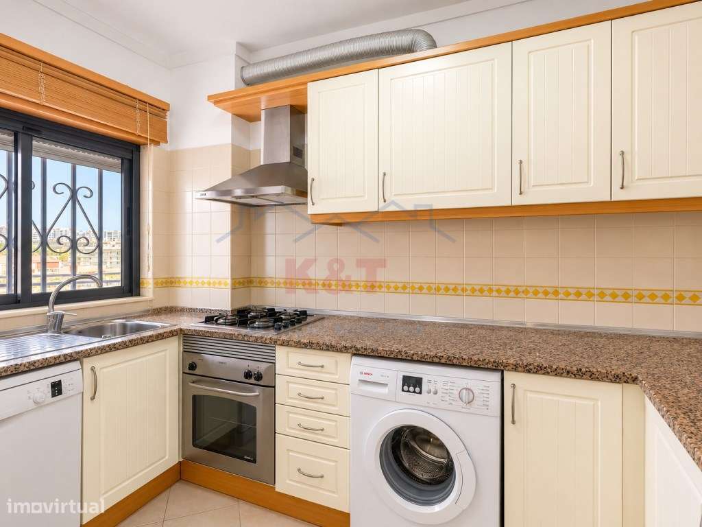 Apartamento T2 com piscina e garagem a 200m do areal-8