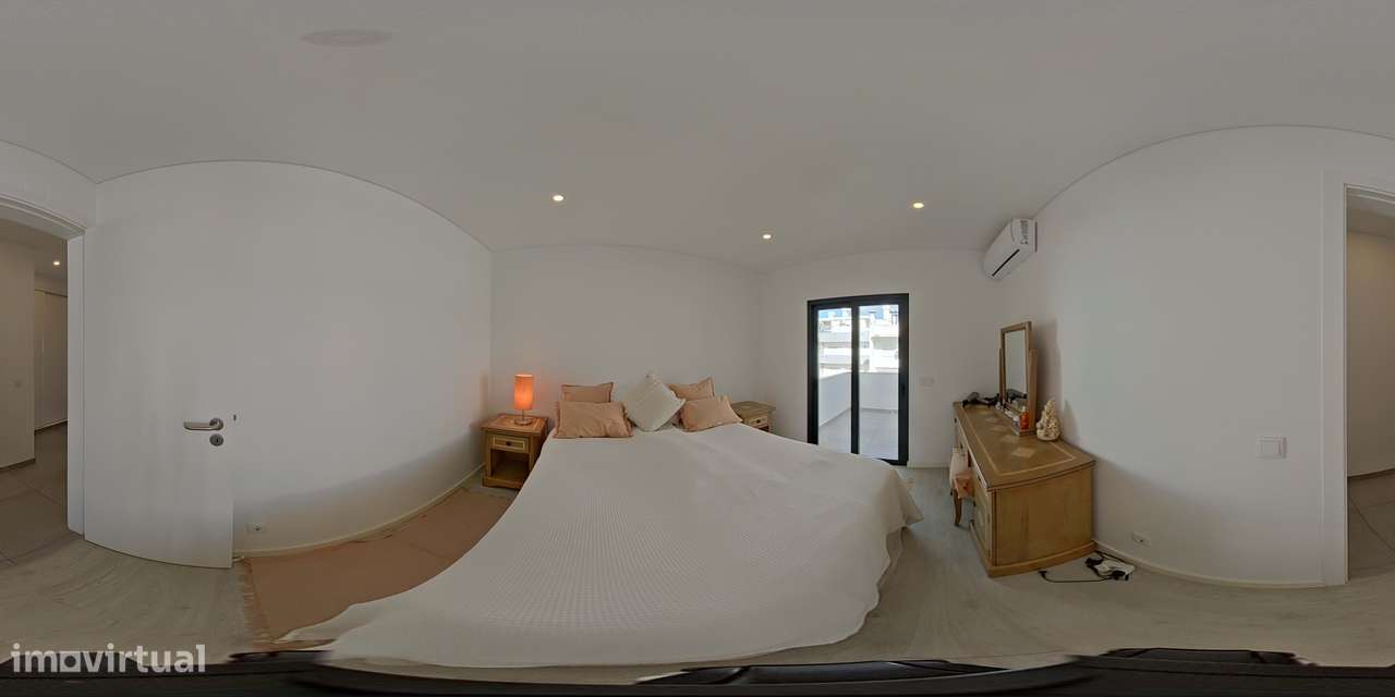 Apartamento T3 Renovado com Vista Mar e Terraço em Armação de Pêra-59