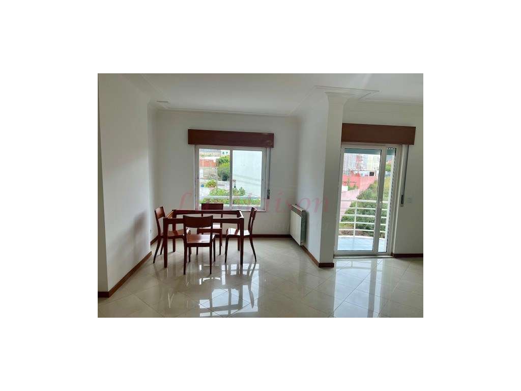 Apartamento T3+1 em Casal de Cambra-8