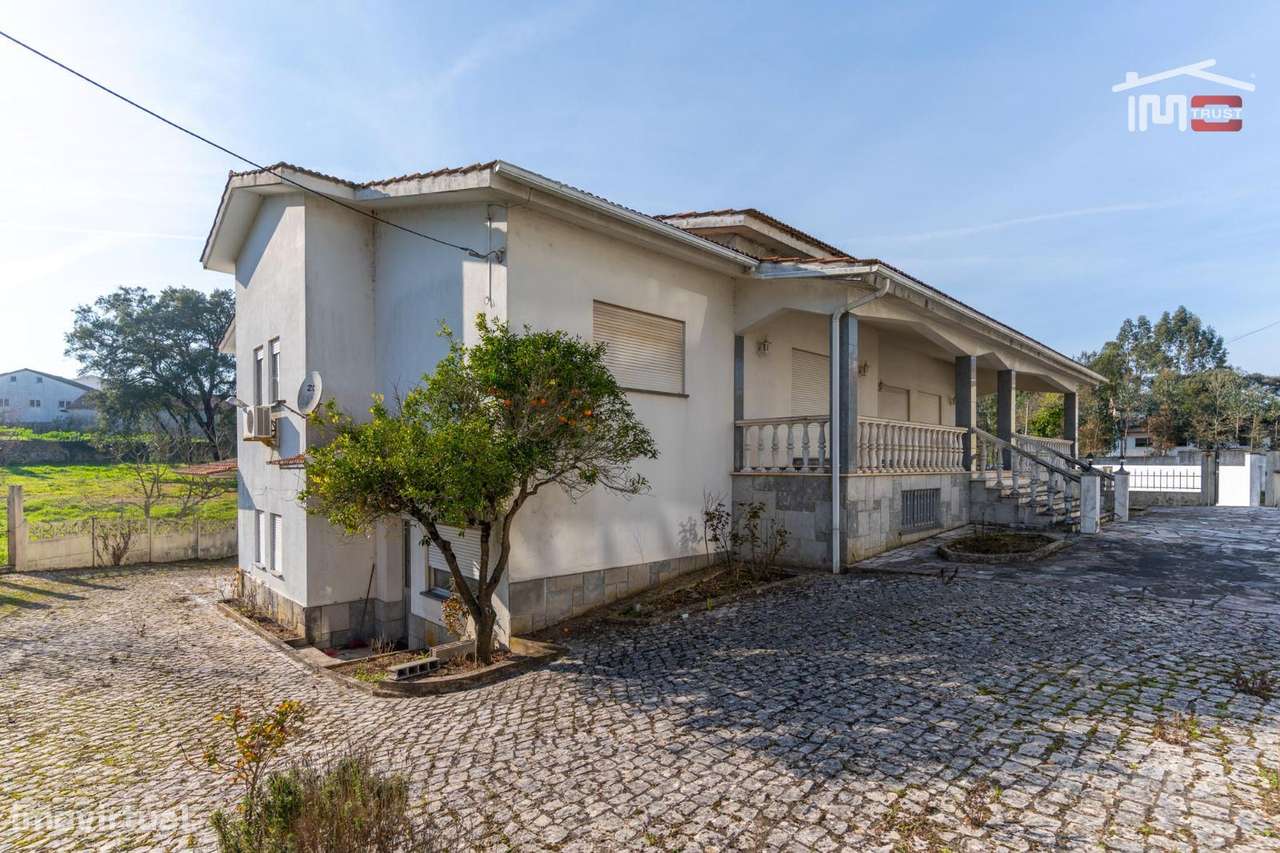 MORADIA T6 COMPOSTA POR R/C E 1º ANDAR ESPAÇO MURADO EM ROTUNDA NOR... - Grande imagem: 3/40