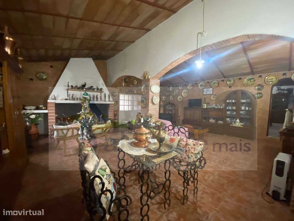 Quintinha de charme com 1,7 ha, capela privada e abundância de água...-21