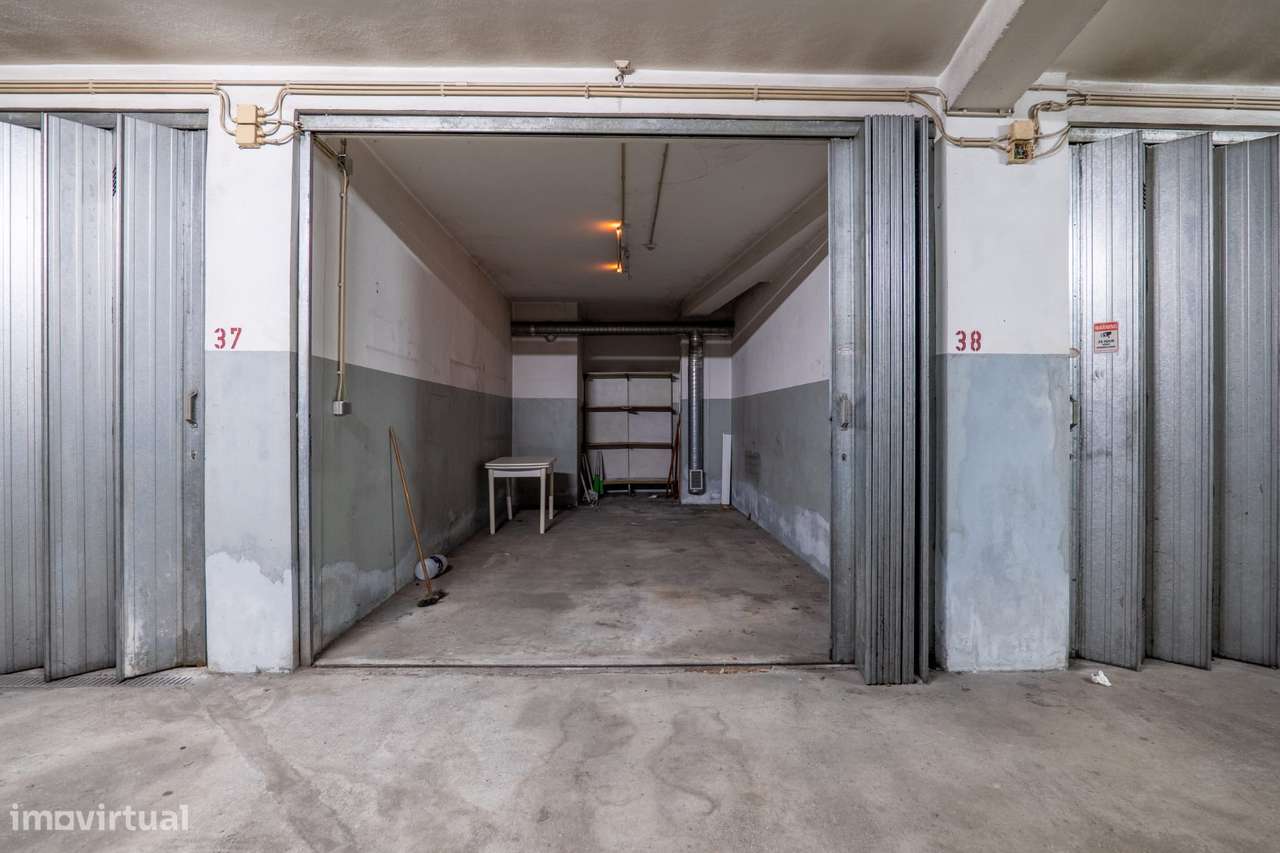 Apartamento T2 com varanda, garagem e vista urbana-23