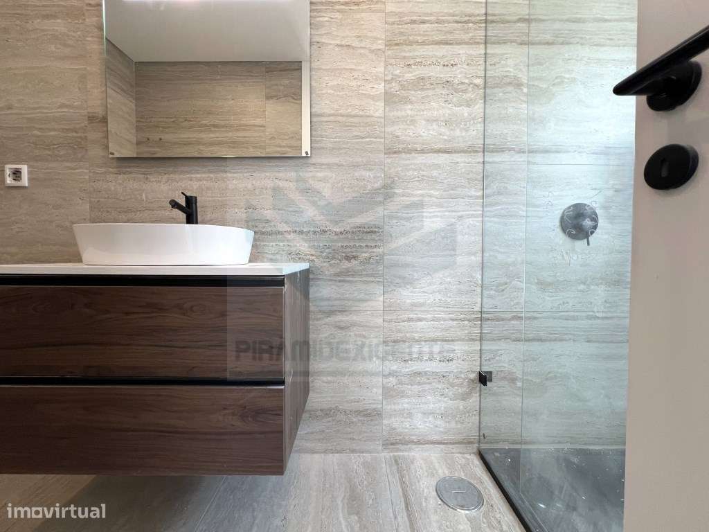 Ampla Moradia T4 em Azeitão: 72m² Open Space, 3 Suítes-21