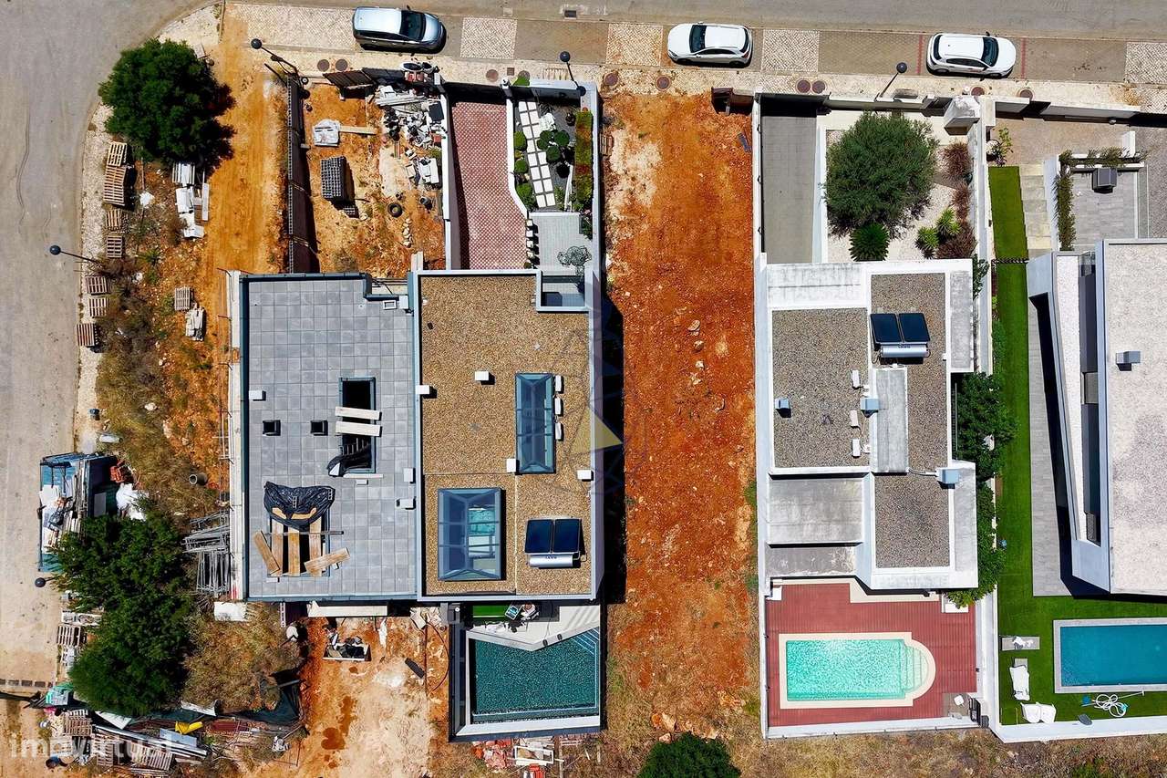 Linda moradia em banda em construção para venda na área de Sesmarias,-22