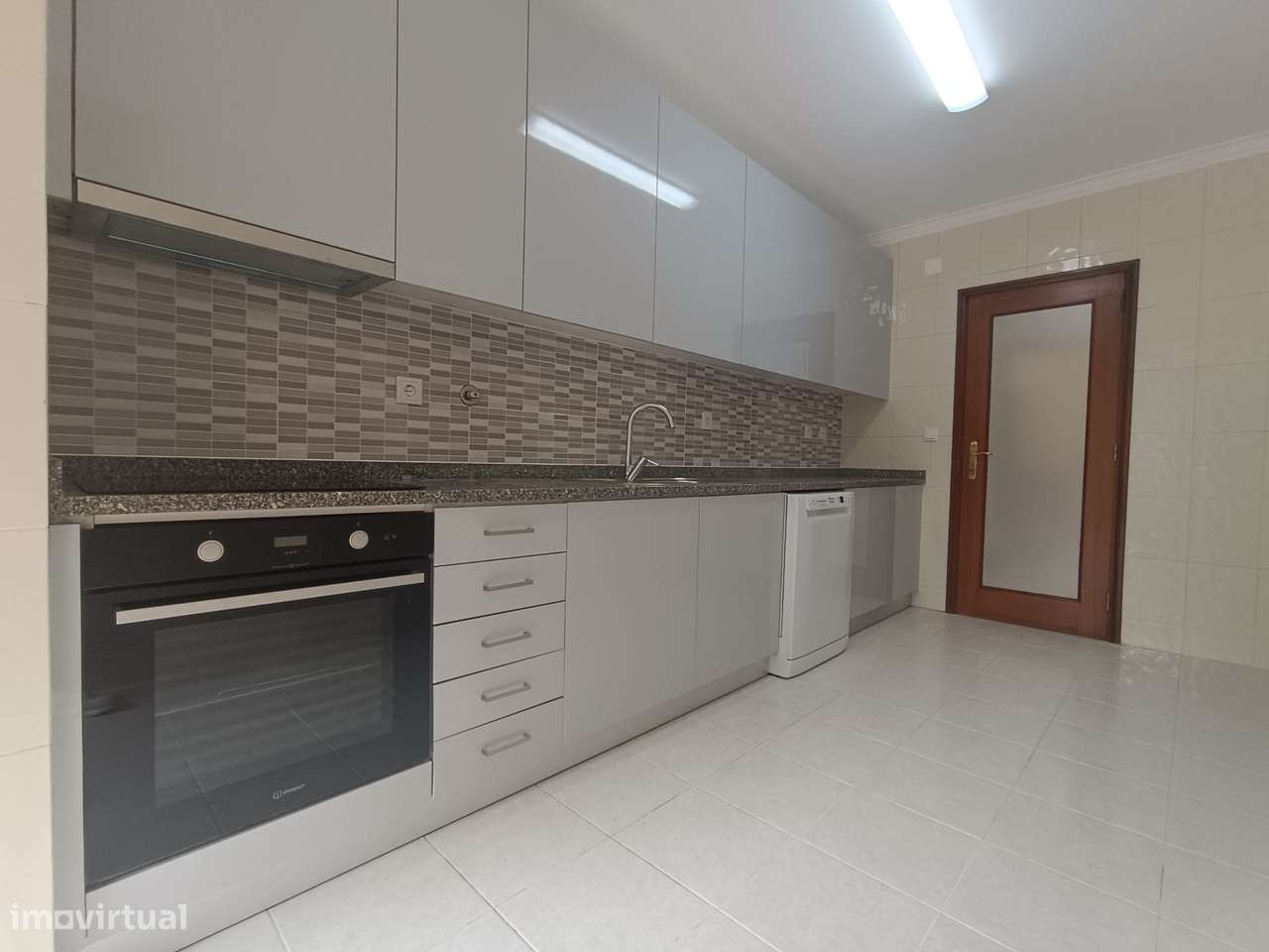 Apartamento T2+1 renovado c/excelente terraço em Oliveira do Douro-16