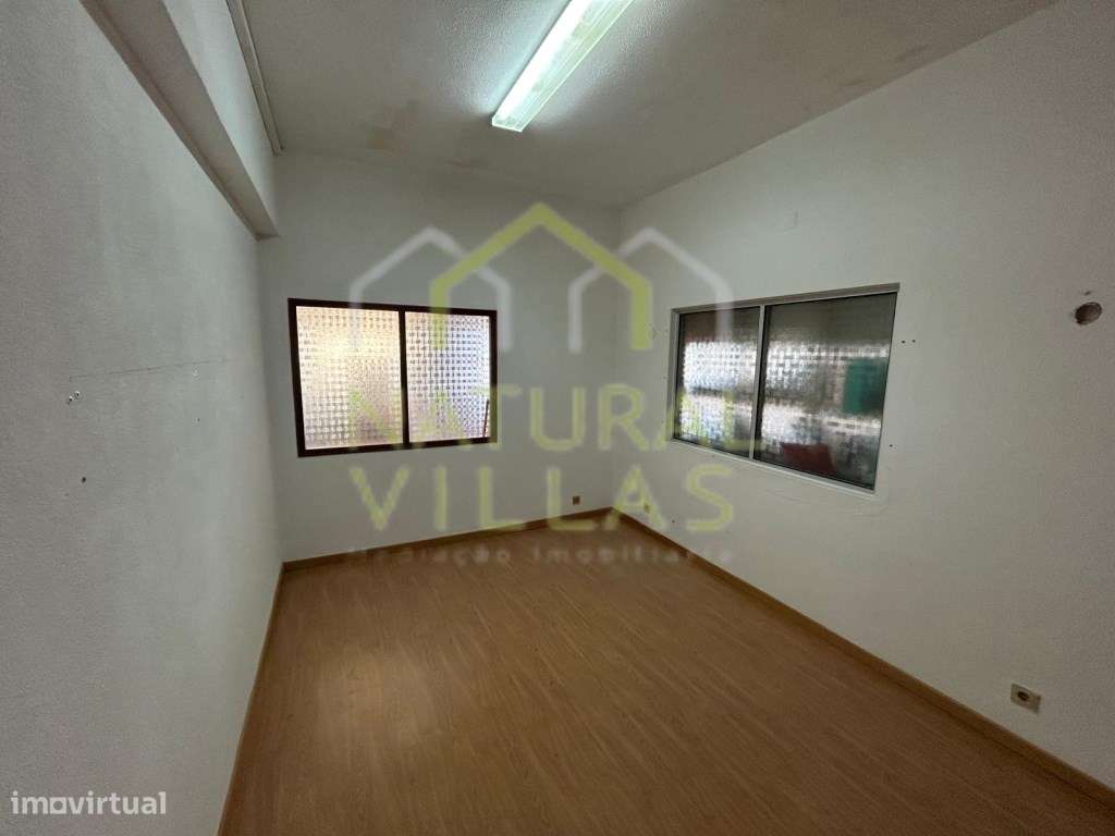 Gabinete nas proximidades do Aeroporto de Faro - Grande imagem: 2/2