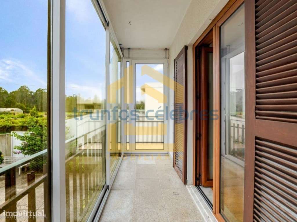 Moradia T4 de 4 Frentes Renovada inserida num lote de 1450m2 | Laún...-8