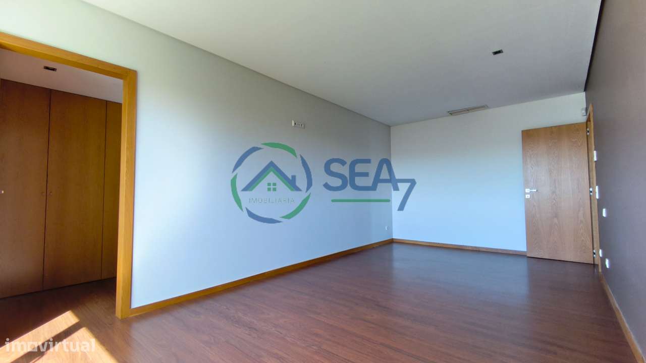 Moradia T6 com grande terreno, Meadela-19