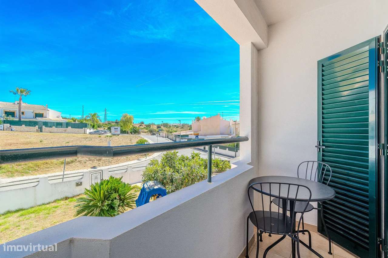 Moradia T2 Geminada C/ 2 Apartamentos Independentes e 238 M2 de Área E-21