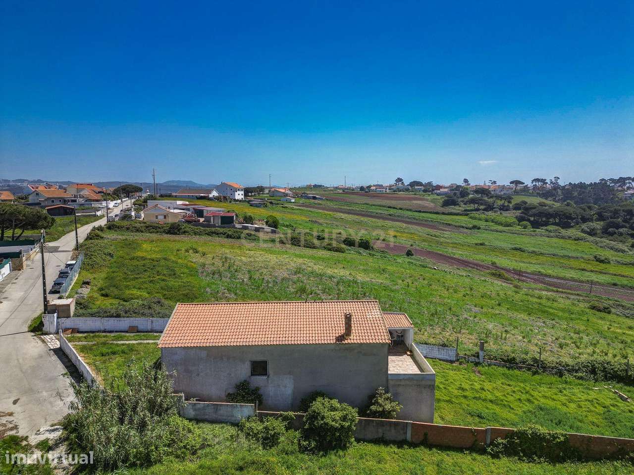 Moradia com Terreno Amplo e Vista Mar na Carvoeira-11