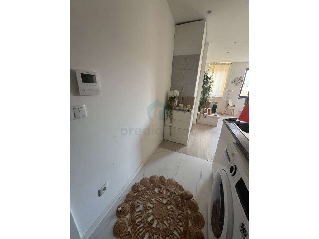 Conforto e Localização: T0 Pronto a Habitar Perto da Praia e Metro-14