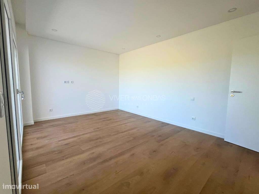 Moradia T4 de Luxo na Nova Urbanização da Caparica.-21
