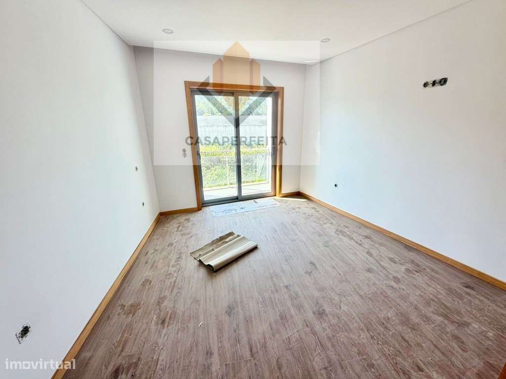 FABULOSO T2 NOVO de 2 Frentes com 131m2, Varanda e Lugar de Garagem...-14