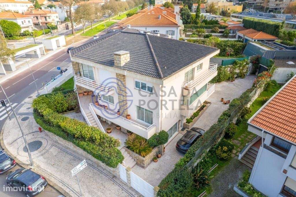 Belíssima moradia dos anos 60, à Universidade Católica. - Grande imagem: 2/49