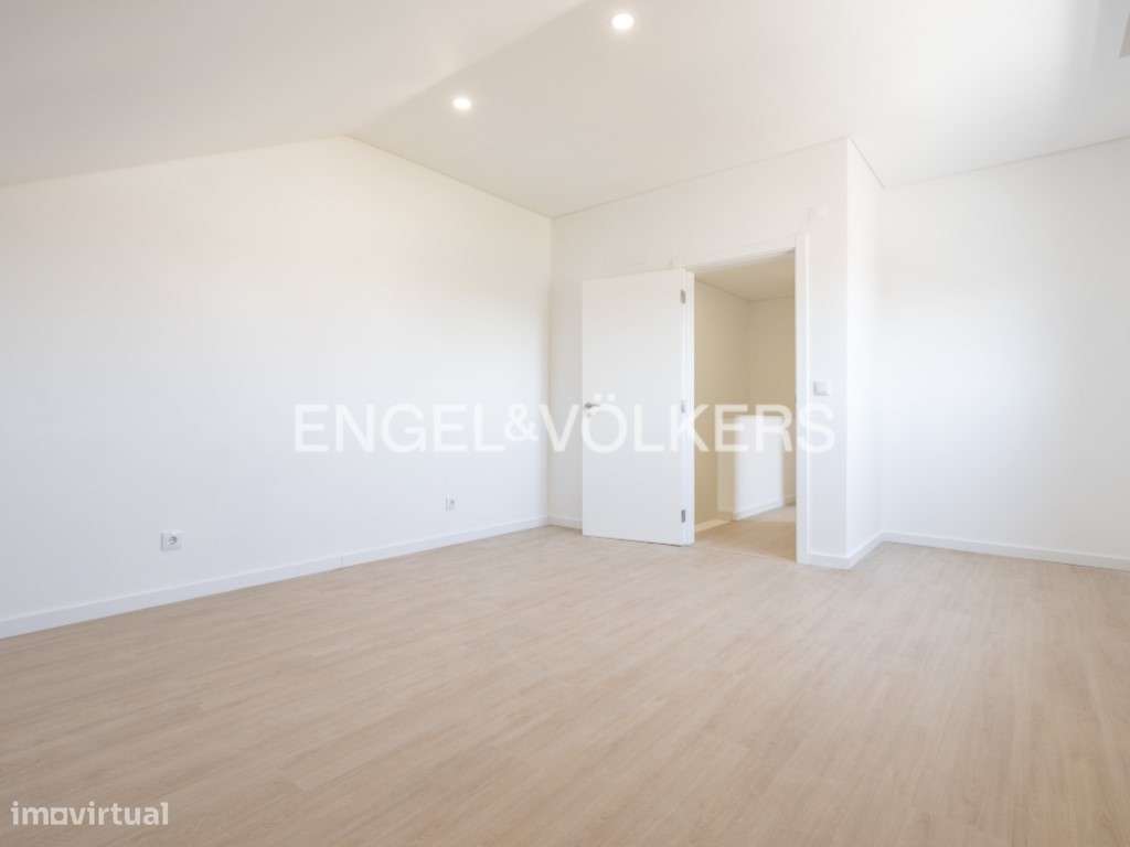 Moradia Geminada T4 Triplex em Fernão Ferro-30