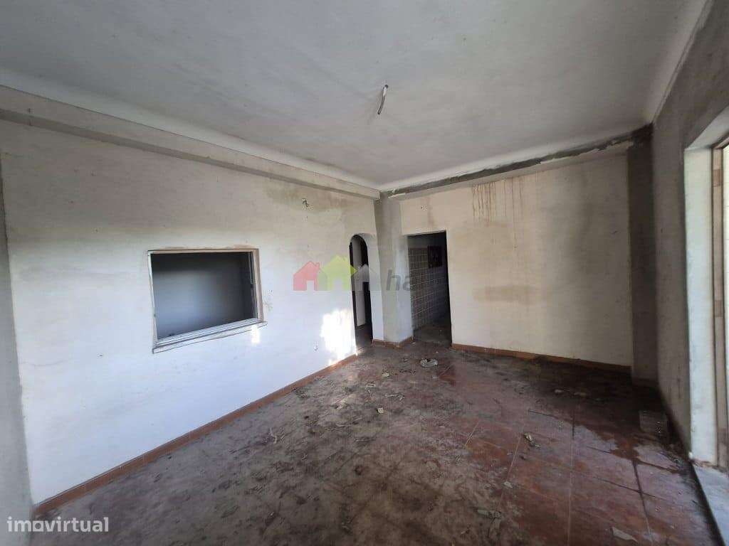 Lote de terreno urbano com moradia T3 e garagem em Palmela-5