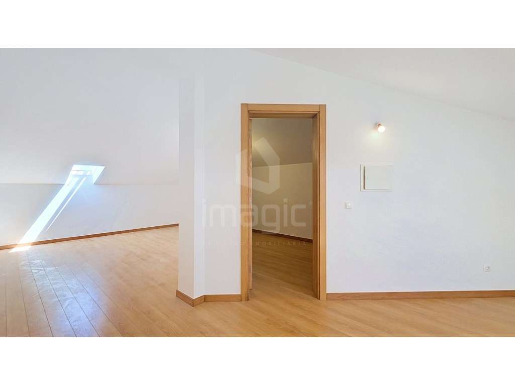Apartamento T3 + sótão, usado, em Mafra.-26