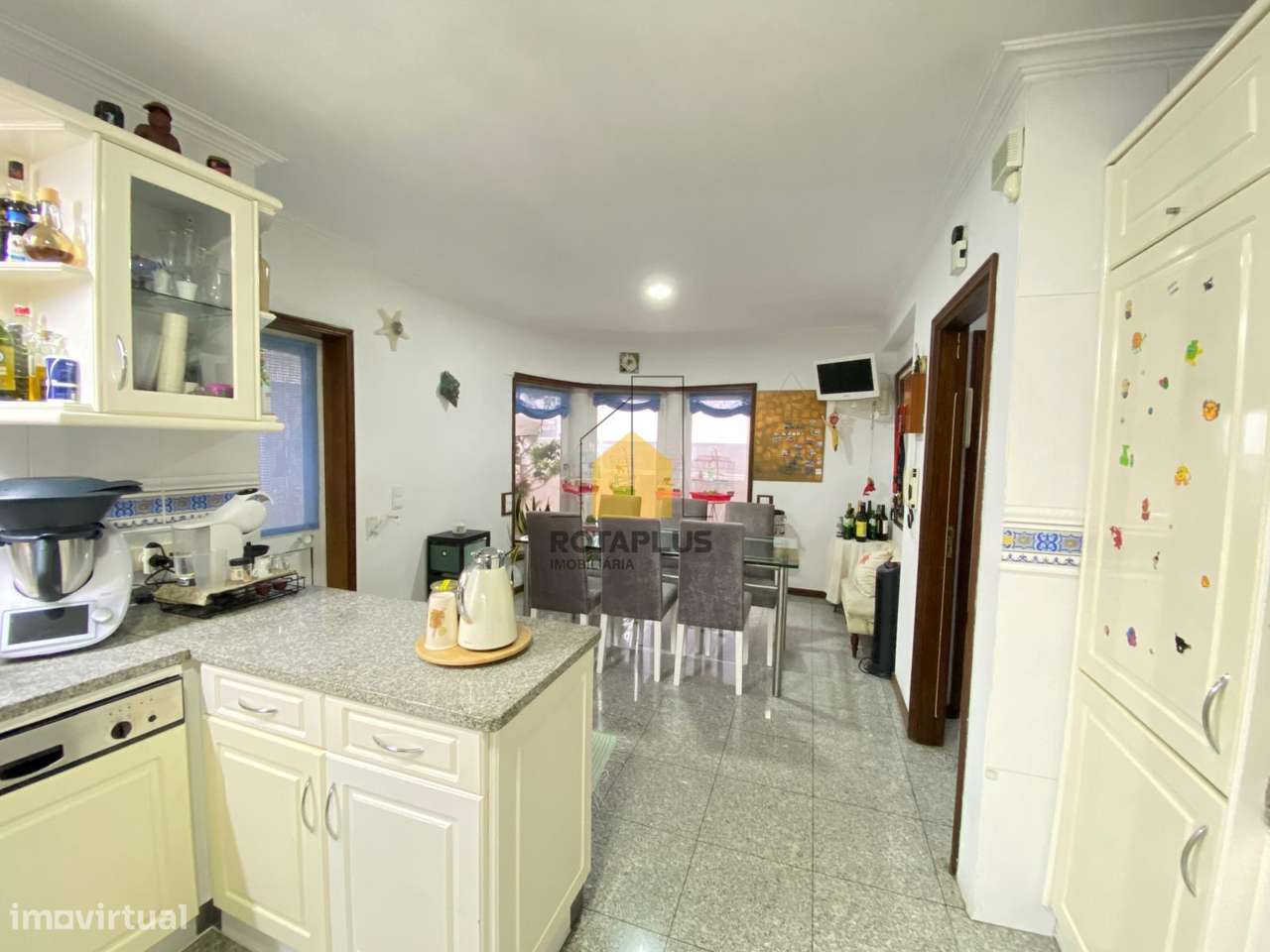 Moradia T4, Salão de Convívio e Excelente Localização-12