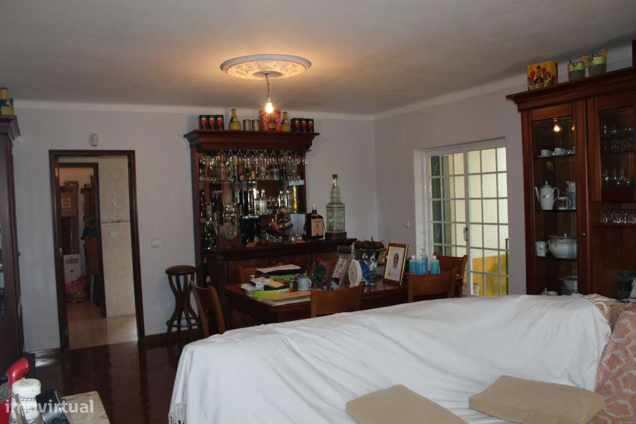 Moradia T2 +Anexos e garagem Lote 2500 m2-4