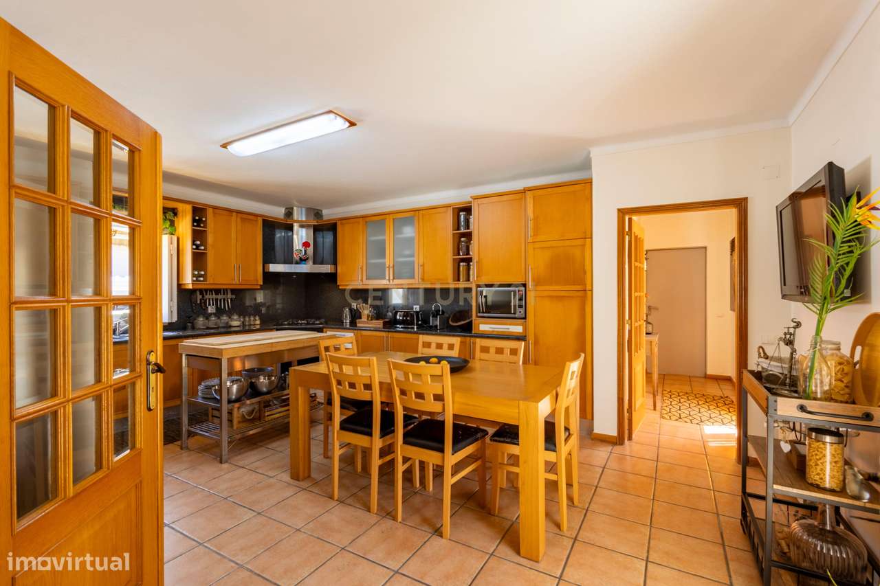 Moradia T5 Térrea com Piscina, Garagem e Lote de 2000 m² – Venda do Al-11