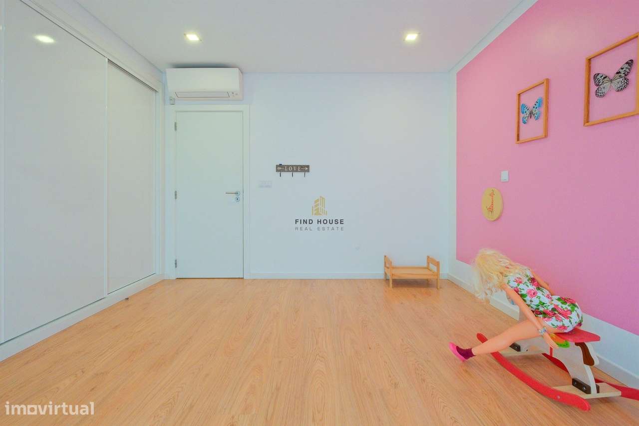 Moradia T3 com piscina, jardim e garagem box, na Caparica-30