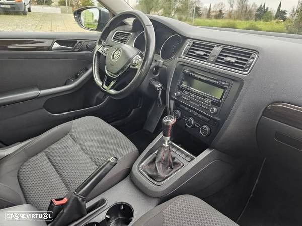 VW Jetta 2.0 TDI Highline - 35