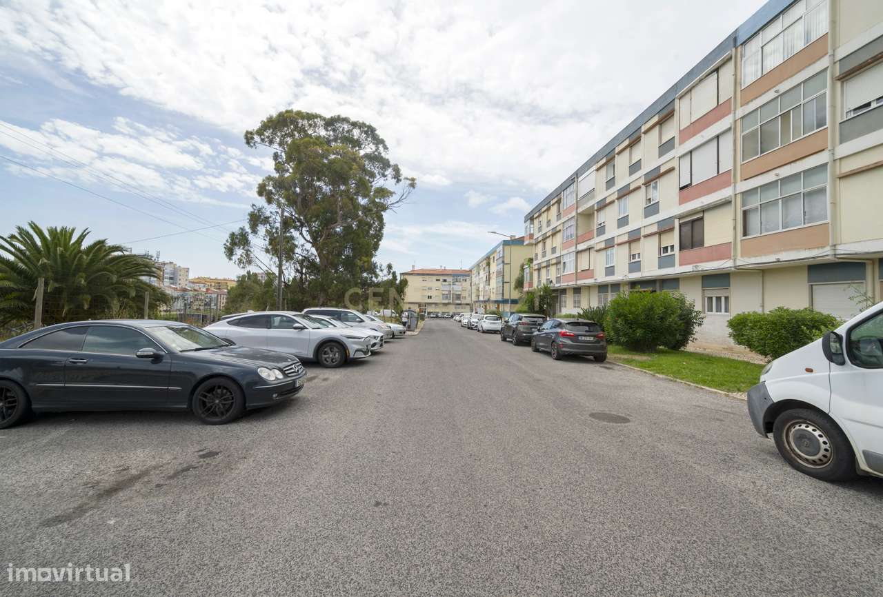 T2 com Excelente Localização em Queluz-26