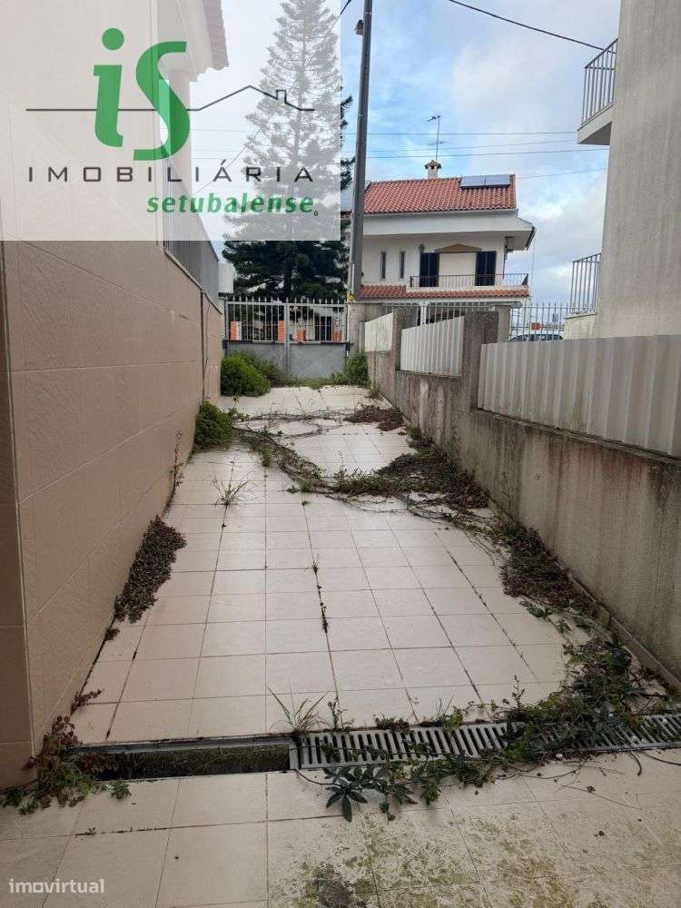 MORADIA T4 NA SOBREDA COM GARAGEM ISOLADA E TERRENO EM GAVETO.-37