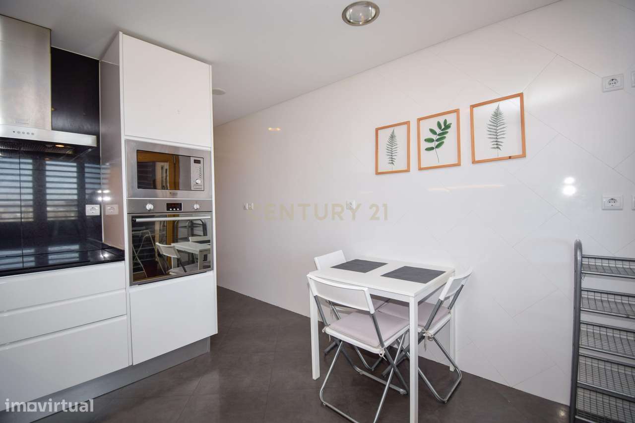 Apartamento T3 com Áreas Generosas e Vista Desafogada-24