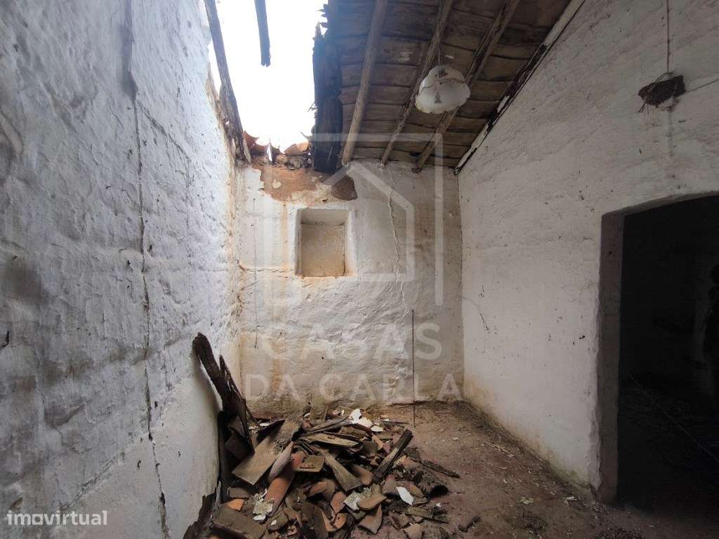 Moradia para recuperar em Faro do Alentejo-8