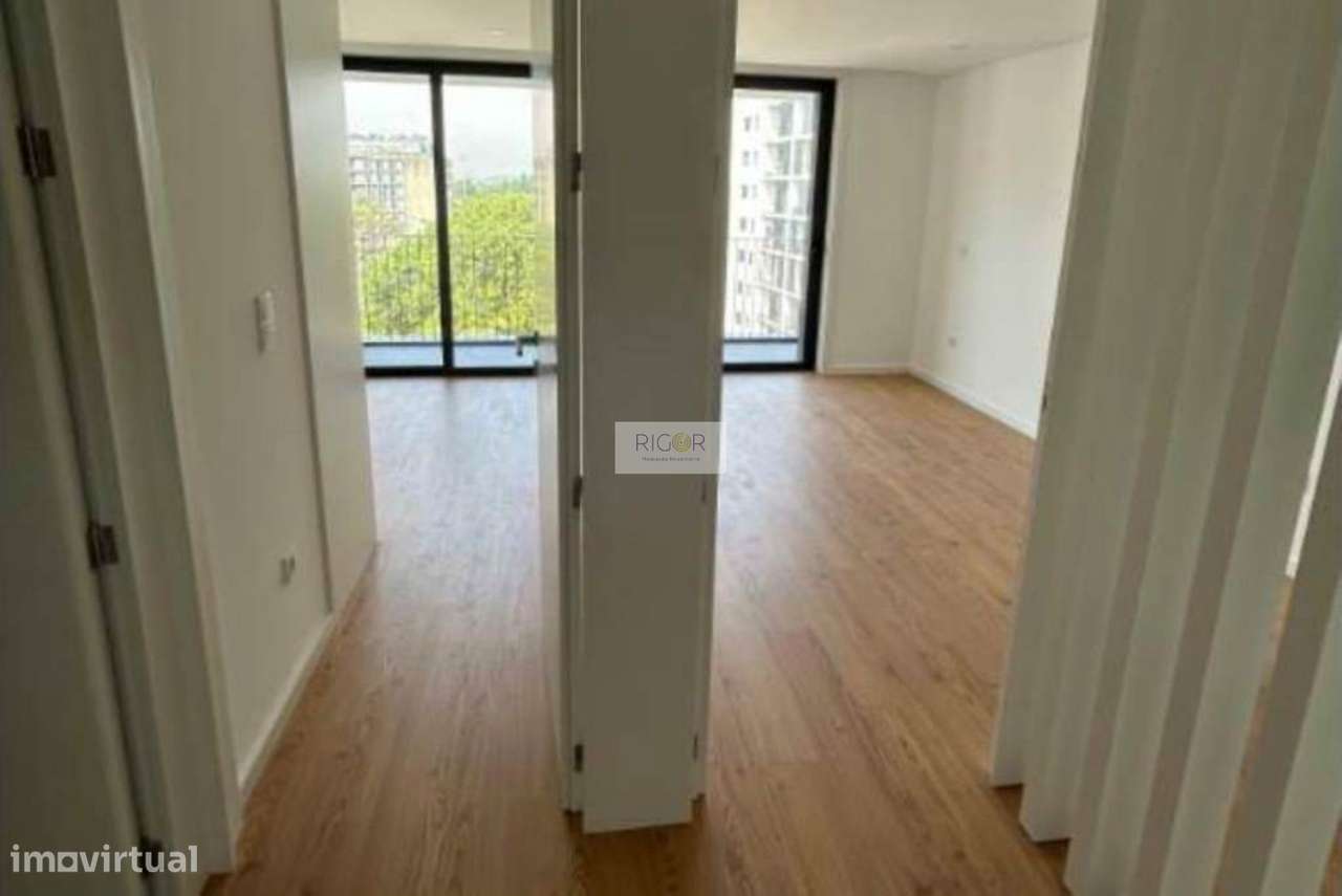 Apartamento T1 semi-novo, com varanda e garagem, ao Pólo Universitário - Grande imagem: 3/12
